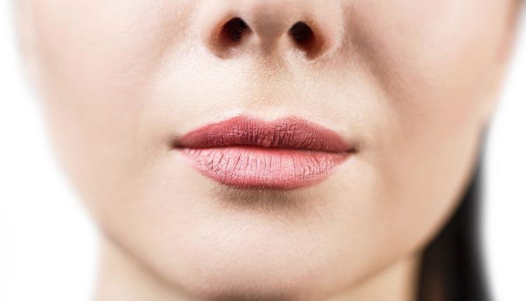 از بین بردن چروک دور لب در خانه