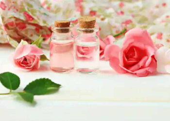 از بین بردن جوش صورت با گلاب و مواد طبیعی