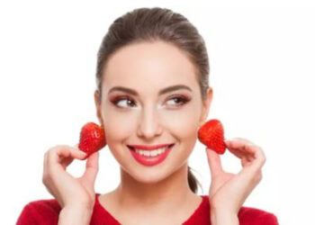 بوتاکس صورت با یخ توت ‌فرنگی