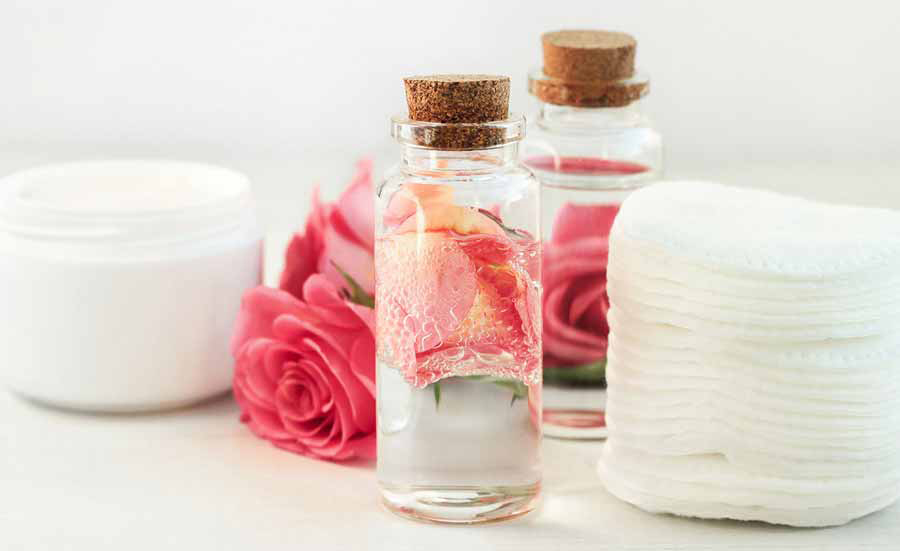 از بین بردن جوش صورت با گلاب و مواد طبیعی