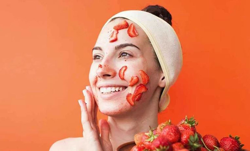 بوتاکس صورت با یخ توت فرنگی