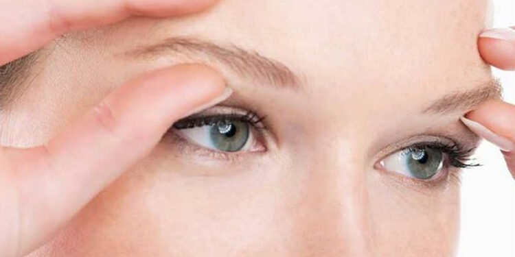 چطور سفیده تخم مرغ لیفت پلک ایجاد میکند