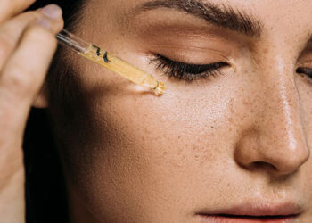 روغن بادام برای جوانسازی زیر چشم