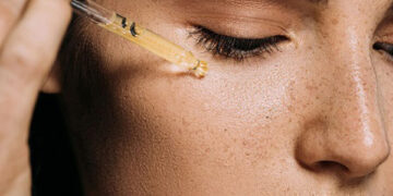 روغن بادام برای جوانسازی زیر چشم