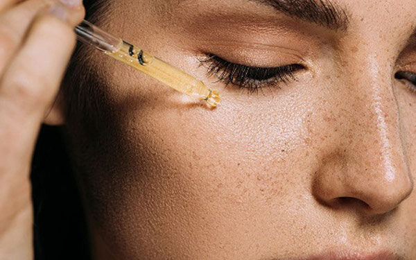 روغن بادام برای جوانسازی زیر چشم