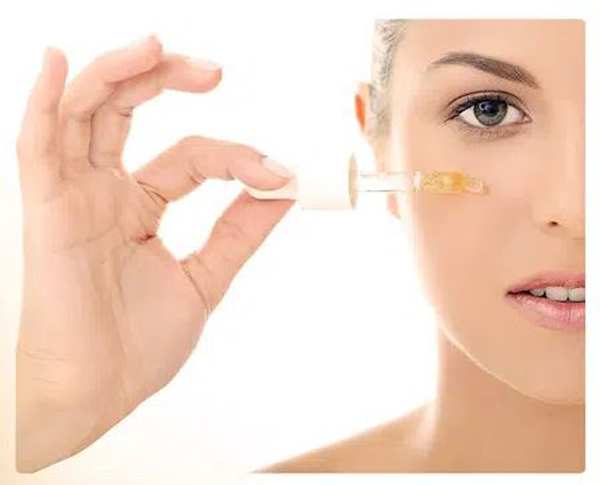 روغن جوجوبا برای جوانسازی زیر چشم