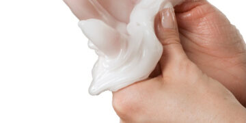 جوانسازی پوست دست با پارافین