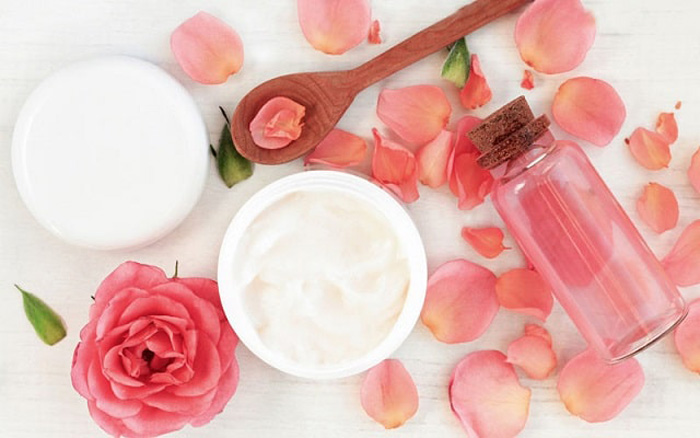 ماسک خانگی گلاب و بابونه برای جوانسازی صورت